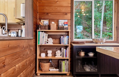 Town Center Cabin | Charming 3-bedroom cabin in Woodinville with AC, WiFi