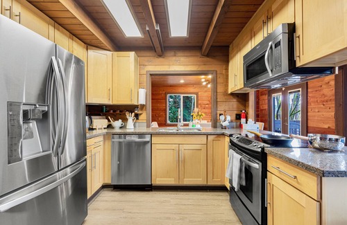 Town Center Cabin | Charming 3-bedroom cabin in Woodinville with AC, WiFi
