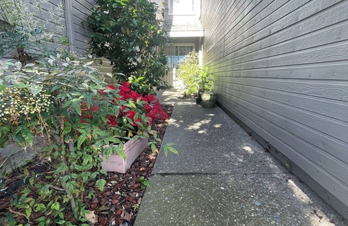 Pittsburg House | Charming 3-bedroom Waterfront Oasis with WiFi, AC in superb Pittsburg California