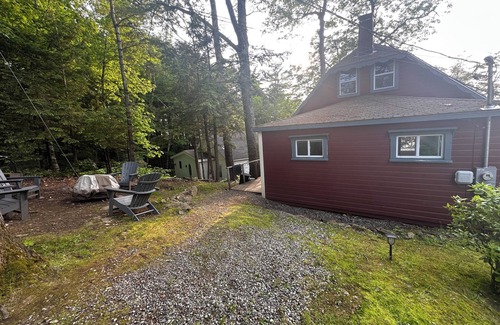 Vassalboro Cottage | Charming 3-bedroom waterfront cottage with AC, WiFi and spectacular sunset views