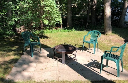 Grand Bend Cottage | Charming 3 bedrooms cottage. Steps to beach in fabulous Grand Bend