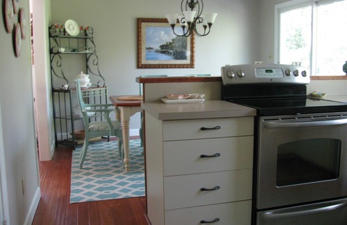 Manteo Cottage | Charming 3 BR Cottage on Top of a Hill, Private Walk to Roanoke Sound