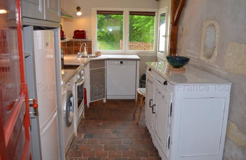 Montlouis-sur-Loire Cottage | Charming 3-bed Cottage in Loire Valley with Private Garden and Modern Amenities
