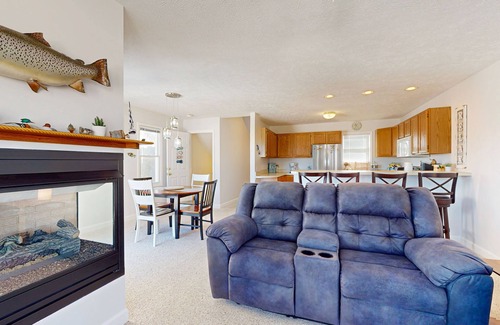 Manistee Condo | Charming 3 story condo, w/a W/D & Wifi, near beaches & shared pool access