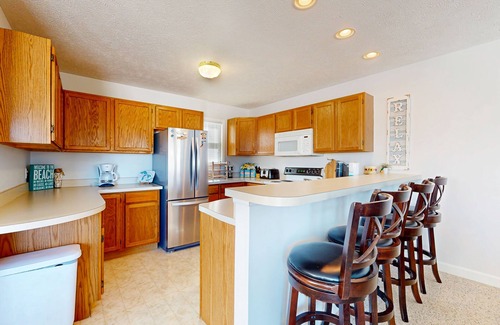 Manistee Condo | Charming 3 story condo, w/a W/D & Wifi, near beaches & shared pool access