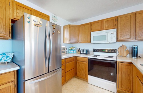 Manistee Condo | Charming 3 story condo, w/a W/D & Wifi, near beaches & shared pool access