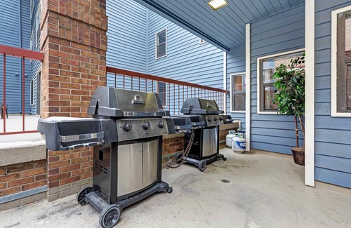 Historic District Apartment | Charming 333-Sq.Ft Studio w/Hot Tub, Pool, Gym & Sauna Access