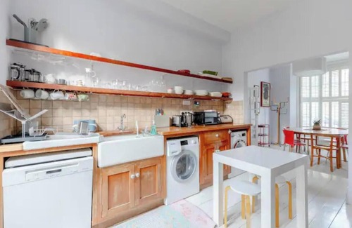 Hammersmith and Fulham Apartment | Charming 3BD House w/Private Garden - Fulham!