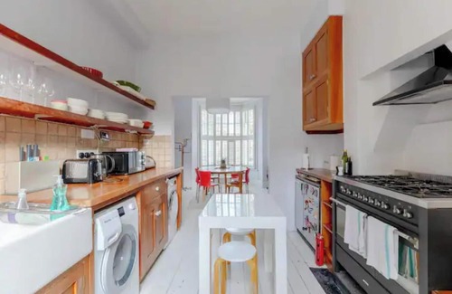 Hammersmith and Fulham Apartment | Charming 3BD House w/Private Garden - Fulham!