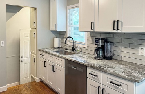 Redford House | Charming 3bed, 20 mins to DTW, Novi, Downtown, in peaceful suburb new renovated!