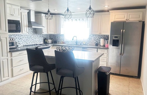 Upland House | Charming 3bedrms Upland house WiFi & AC Laundry PetFriendly near Ontario Airport