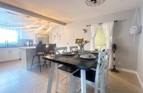 Upland House | Charming 3bedrms Upland house WiFi & AC Laundry PetFriendly near Ontario Airport