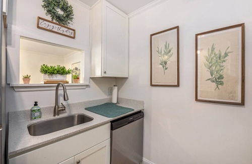 Mount Pleasant House | Charming 3br/2ba Shem Creek Oasis!