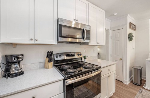 Mount Pleasant House | Charming 3br/2ba Shem Creek Oasis!