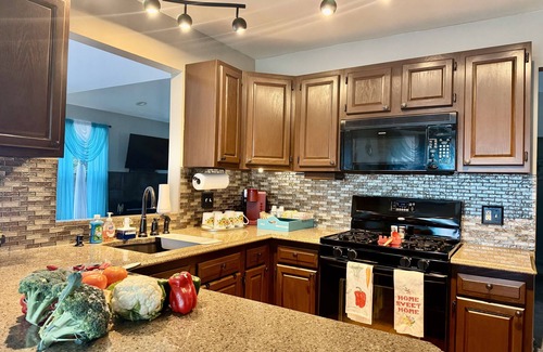 Westland House | Charming 3BR house, Spacious Great Room with Fireplace, Jetted Bathtub to relax