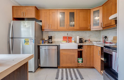 Streetsville House | Charming 3BR Townhouse with Backyard & Parking