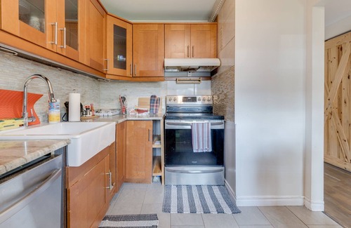 Streetsville House | Charming 3BR Townhouse with Backyard & Parking