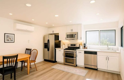 Shoreline House | Charming 3BR with A/C & private Balcony with umbrella - Near UW & All Amenities!