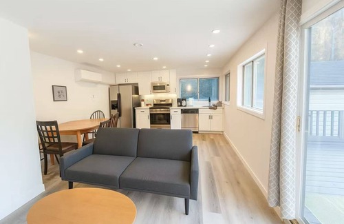 Shoreline House | Charming 3BR with A/C & private Balcony with umbrella - Near UW & All Amenities!