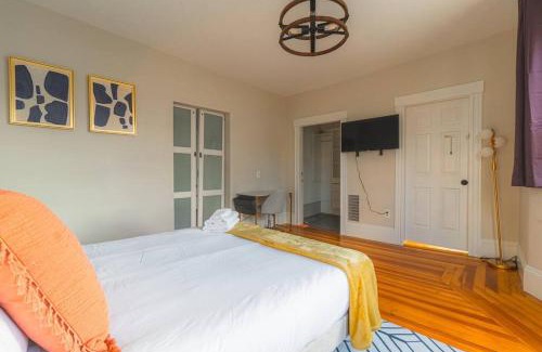 Salem Apartment | Charming 4 BDR - Walk to Downtown & Free parking!
