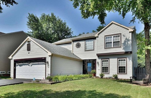 Lake in the Hills House | Charming 4-bedroom house with fitness room backyard and AC in Lake in the Hills