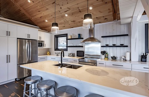 Seguin Cottage | Charming 4 bed 4 bath cottage on Lake Rosseau with Boathouse and Cabana Bar!