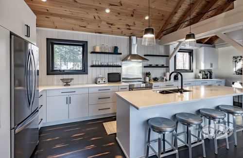 Seguin Cottage | Charming 4 bed 4 bath cottage on Lake Rosseau with Boathouse and Cabana Bar!