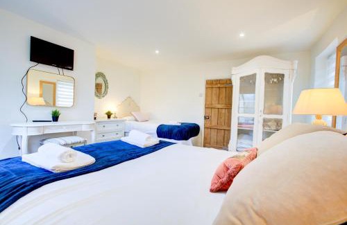 Batheaston House | Charming 4-Bed Countryside Retreat with Parking