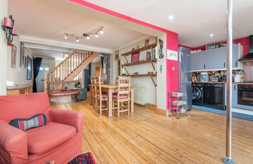 Wood Green House | Charming 4-Bed Home with Stylish Decor & Garden