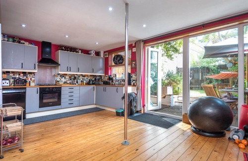 Wood Green House | Charming 4-Bed Home with Stylish Decor & Garden