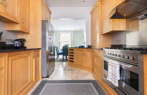 Belgravia House | Charming 4 Bed Townhouse Opposite Buckingham Palace