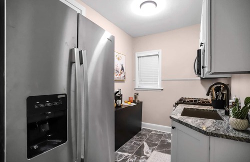 Downtown Baltimore Apartment | Charming 4 bed/Wine/Parking/1000sqft/Mins to Dwntwn!