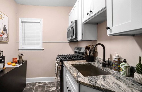 Downtown Baltimore Apartment | Charming 4 bed/Wine/Parking/1000sqft/Mins to Dwntwn!