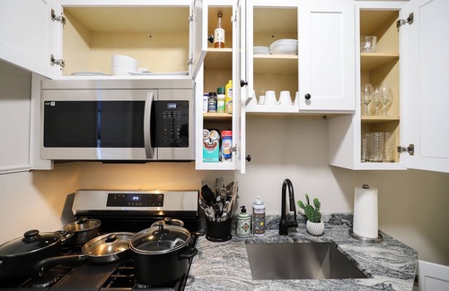 Downtown Baltimore Apartment | Charming 4 bed/Wine/Parking/1000sqft/Mins to Dwntwn!