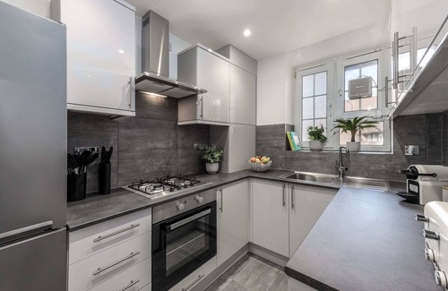 Elephant and Castle Apartment | Charming 4-Bedroom Apt Minutes from Borough St