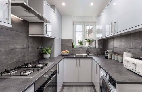 Elephant and Castle Apartment | Charming 4-Bedroom Apt Minutes from Borough St