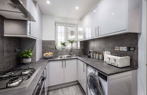 Elephant and Castle Apartment | Charming 4-Bedroom Apt Minutes from Borough St