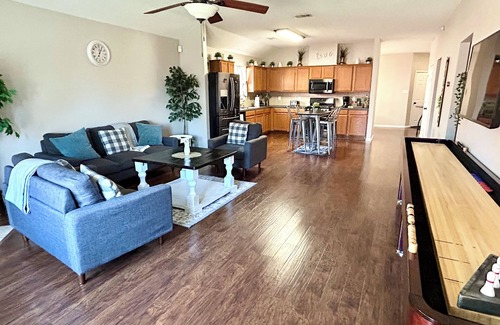 Grand Prairie House | Charming 4 bedroom house with spacious backyard, AC and WiFi in Grand Prairie