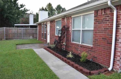 Grand Prairie House | Charming 4 bedroom house with spacious backyard, AC and WiFi in Grand Prairie