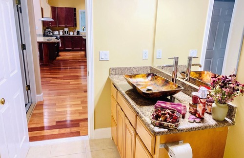 Mercer Island House | Charming 4-bedroom house with AC and WiFi in Mercer Island