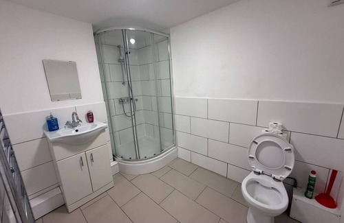 Coldharbour Apartment | Charming 4-bedroom apartment with AC in London BT7