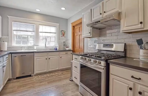 Eastside House | Charming 4-bedroom bungalow with WiFi, AC in lovely Long Beach