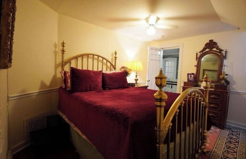 Hermann Bed & Breakfast | Charming 4-bedroom bed & breakfast in Hermann with AC, WiFi