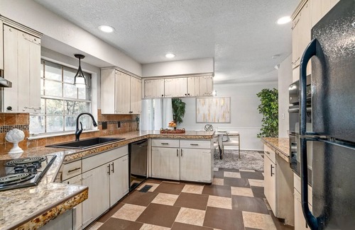 Brook Creek House | Charming 4-bedroom bungalow with AC and WiFi in Lawrence