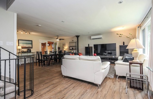 Wasaga Beach House | Charming 4-bedroom house with AC, WiFi in brilliant Wasaga Beach