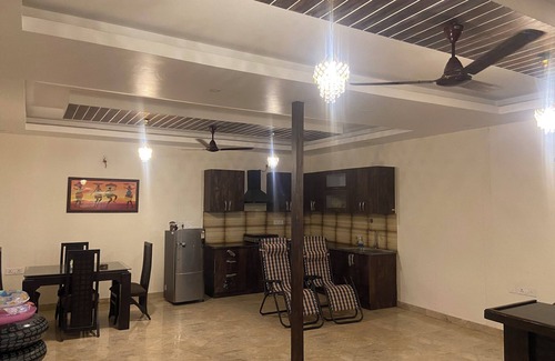 Greater Noida Other | Charming 4-bedroom farmhouse with WiFi, AC in awesome Noida