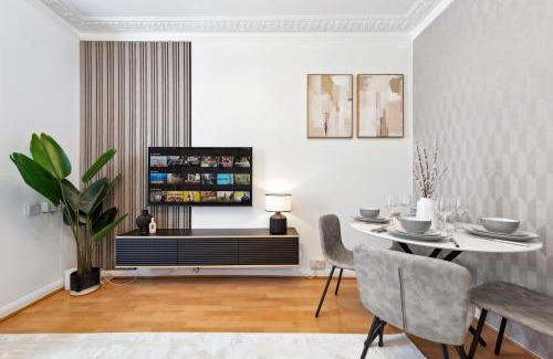 Coppetts House | Charming 4-Bedroom Relocations, Elev8 Stays