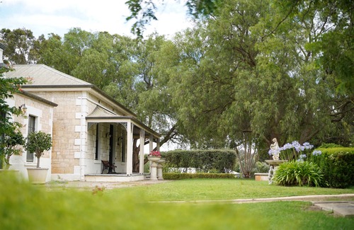 Naracoorte House | Charming 4-bedroom Historic Homestead with AC & 3 acres of gardens in Naracoorte