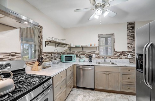 Alexandria West House | Charming 4-bedroom house with WiFi and AC in enjoyable Alexandria