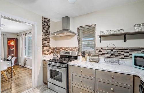Alexandria West House | Charming 4-bedroom house with WiFi and AC in enjoyable Alexandria